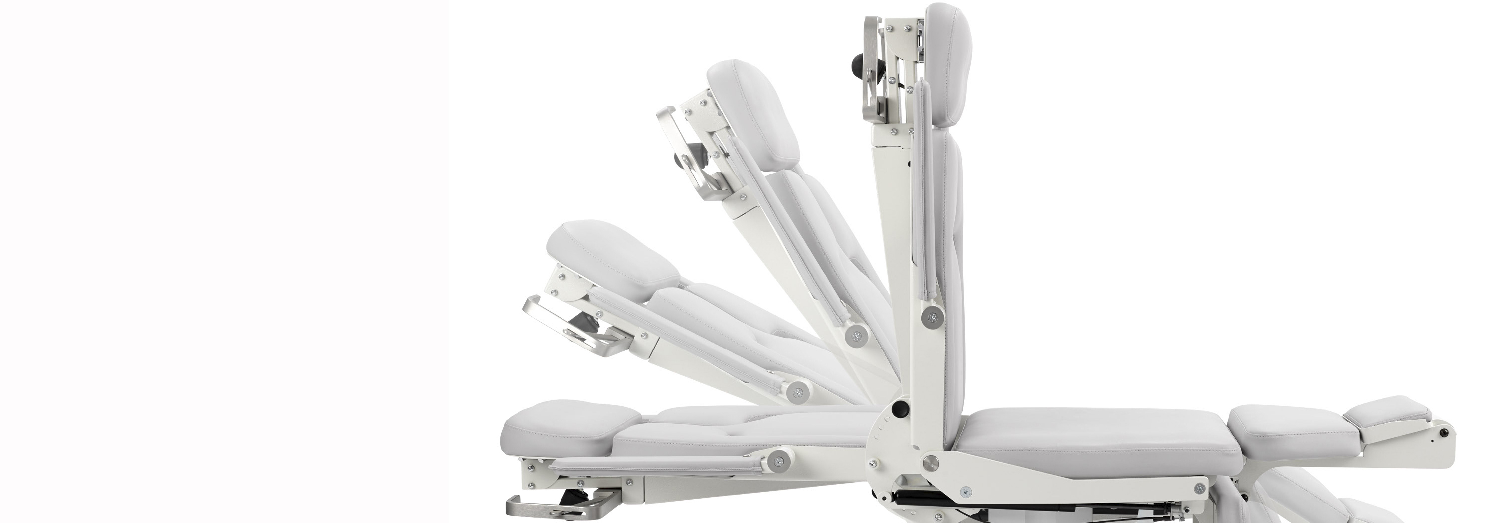 Medisch bed op witte achtergrond