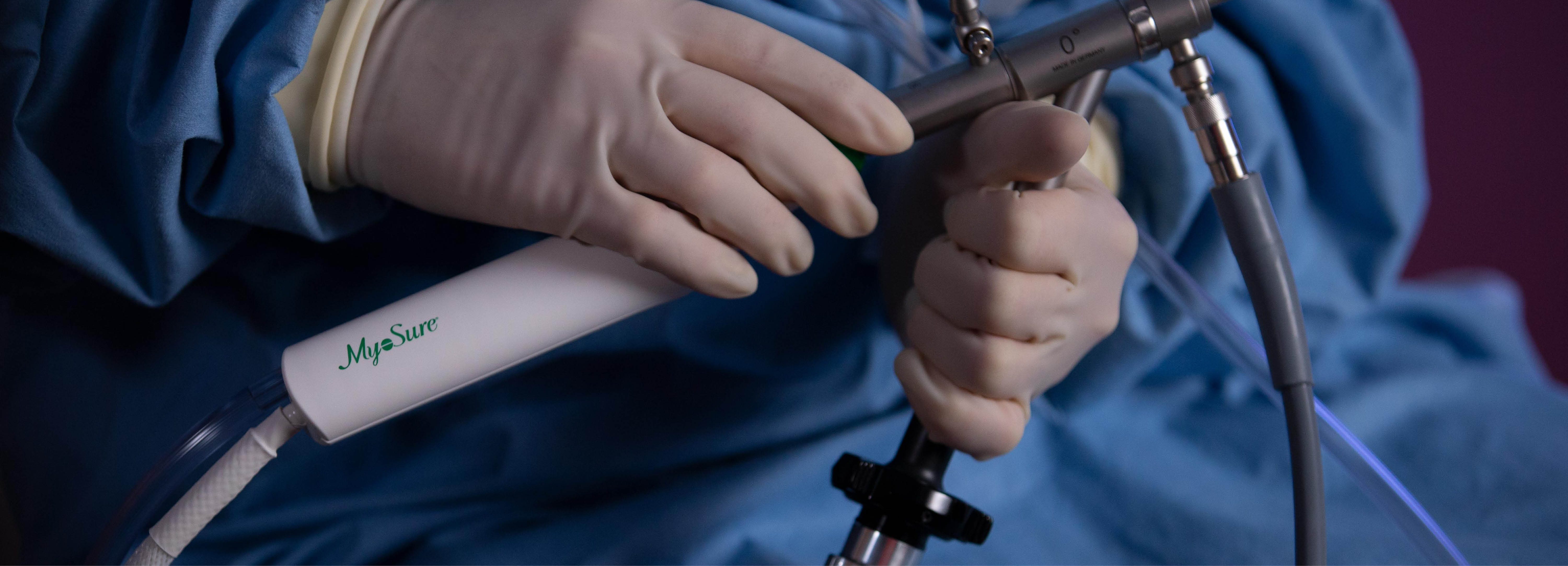 Handen met handschoen die een medisch hulpmiddel vasthouden