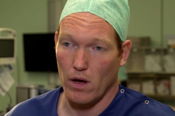 Chirurg spreekt met interviewer