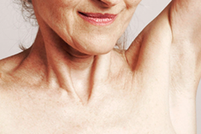 Opname van dichtbij van nek en schouder vrouwelijke patiënt die zich voorbereidt op onderzoek