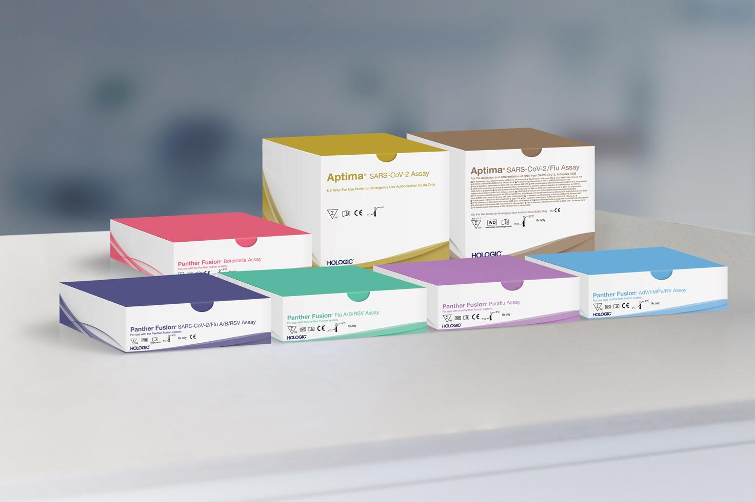 Meerdere assaydozen met laboratorium op achtergrond