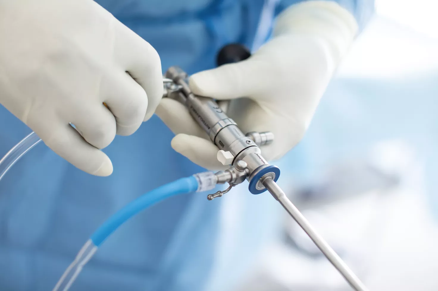 Chirurg die de hysteroscopische solution vasthoudt