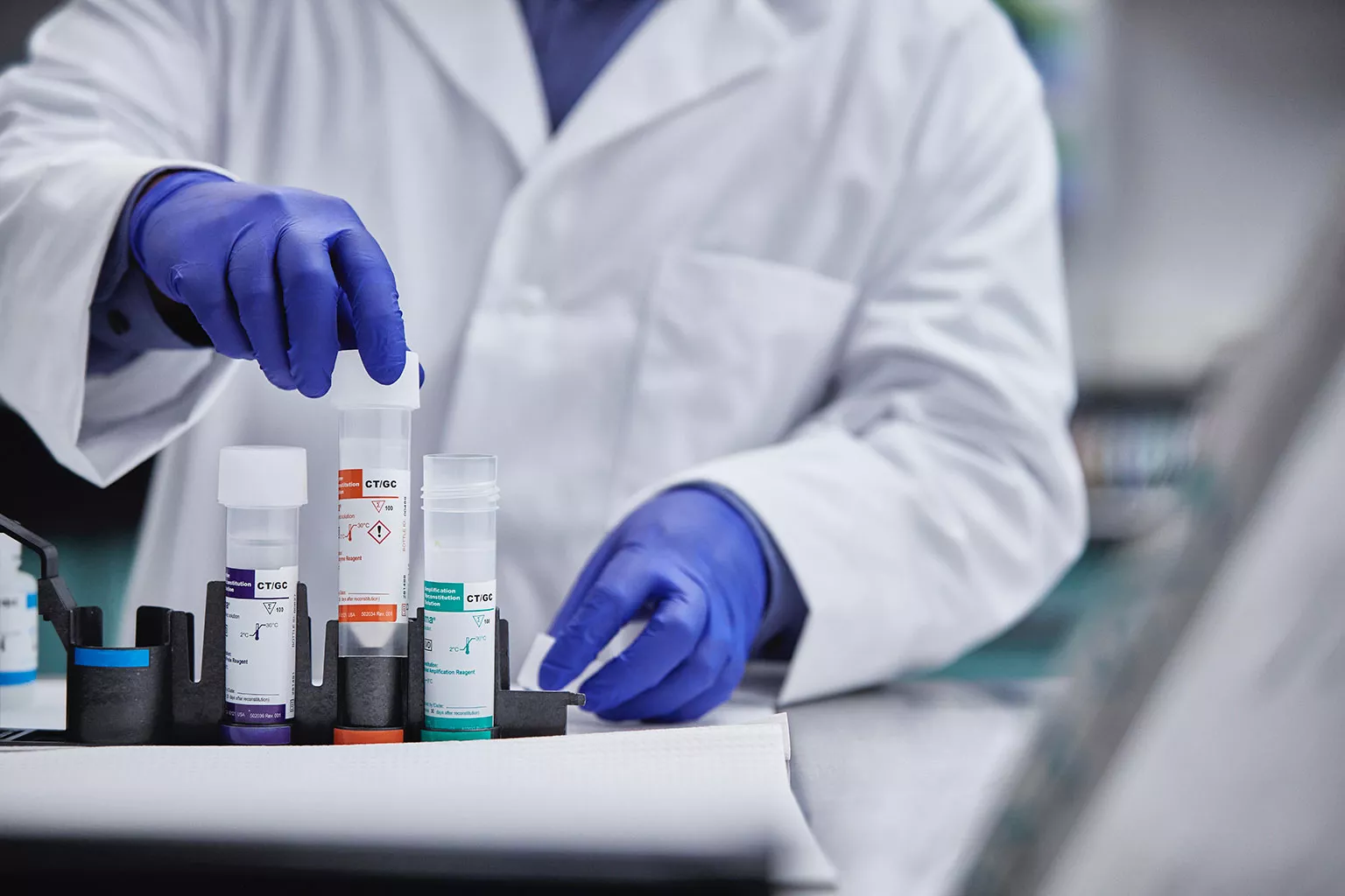 Laborant tilt buisjes op in een laboratorium.