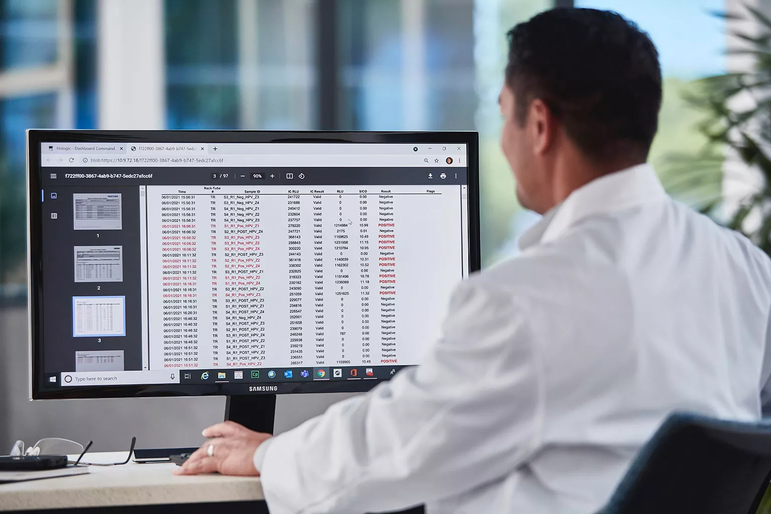 laborant bekijkt gegevens op een monitor in een laboratorium.