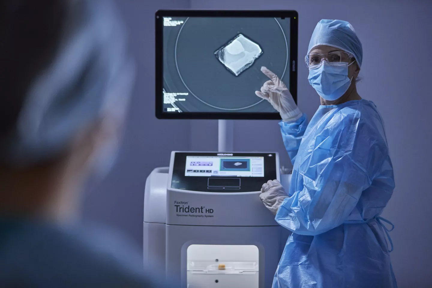 Medisch professional wijst naar scherm