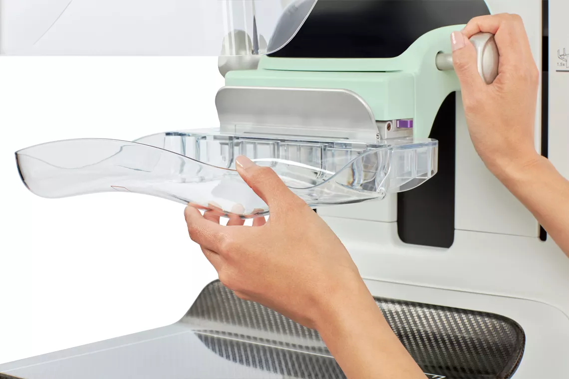 SmartCurve-borststabilisatiesysteem met twee handen op de machine