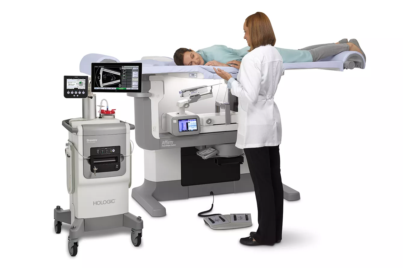 Patiënte die borstbiopsiesysteem gebruikt met zorgverlener