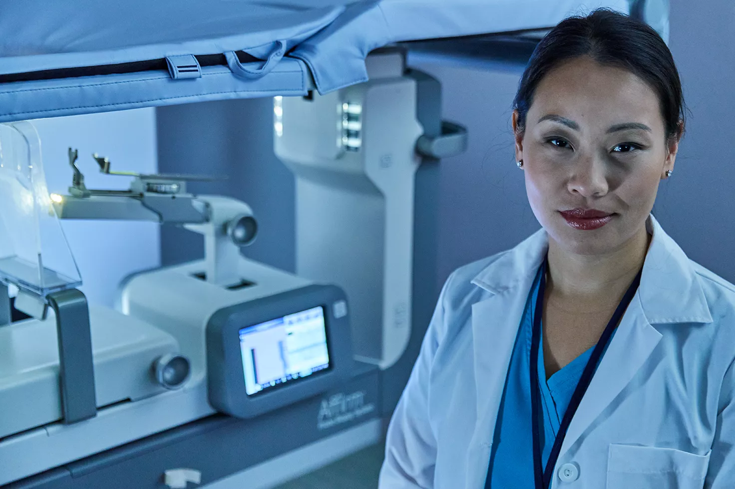 Zorgprofessional voor borstbiopsiesysteem