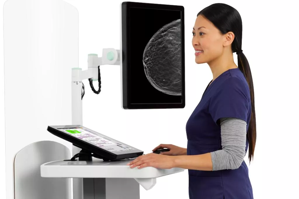 Arts werkt aan medische tablet