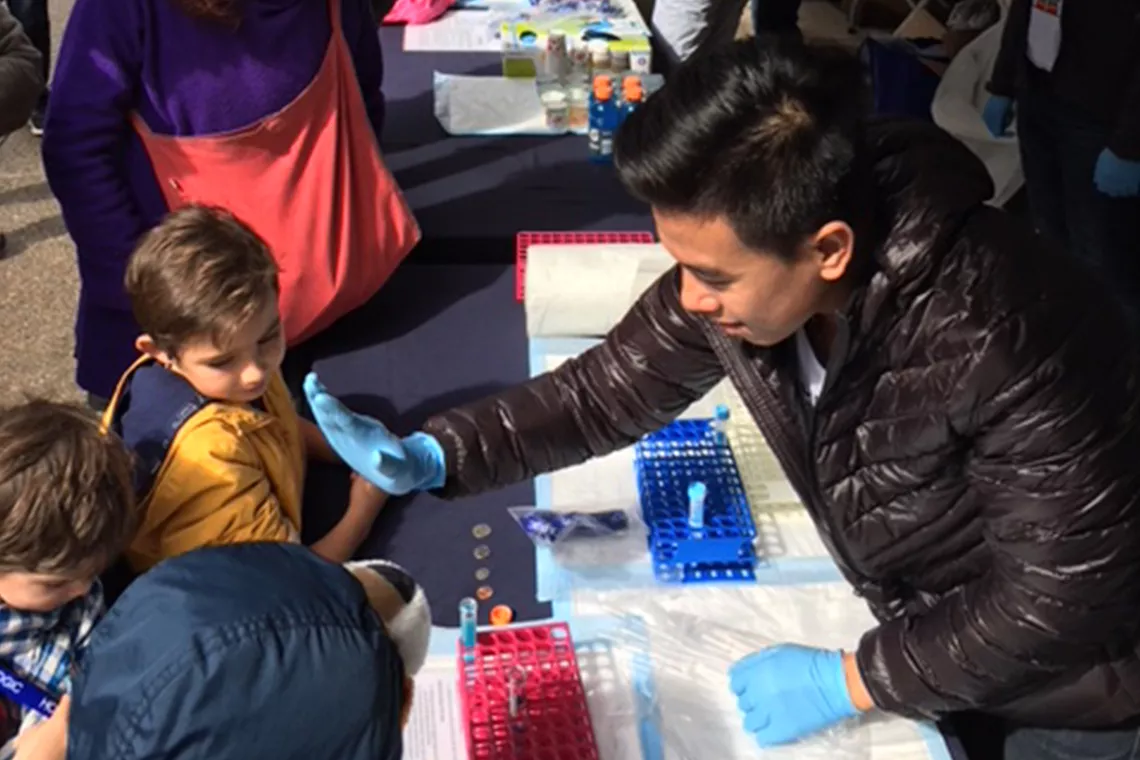 Evenementmedewerker geeft kinderen een 'high five'