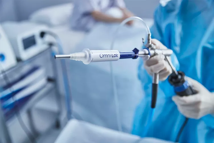 Zorgprofessional met Omni® Lok Cervical Seal