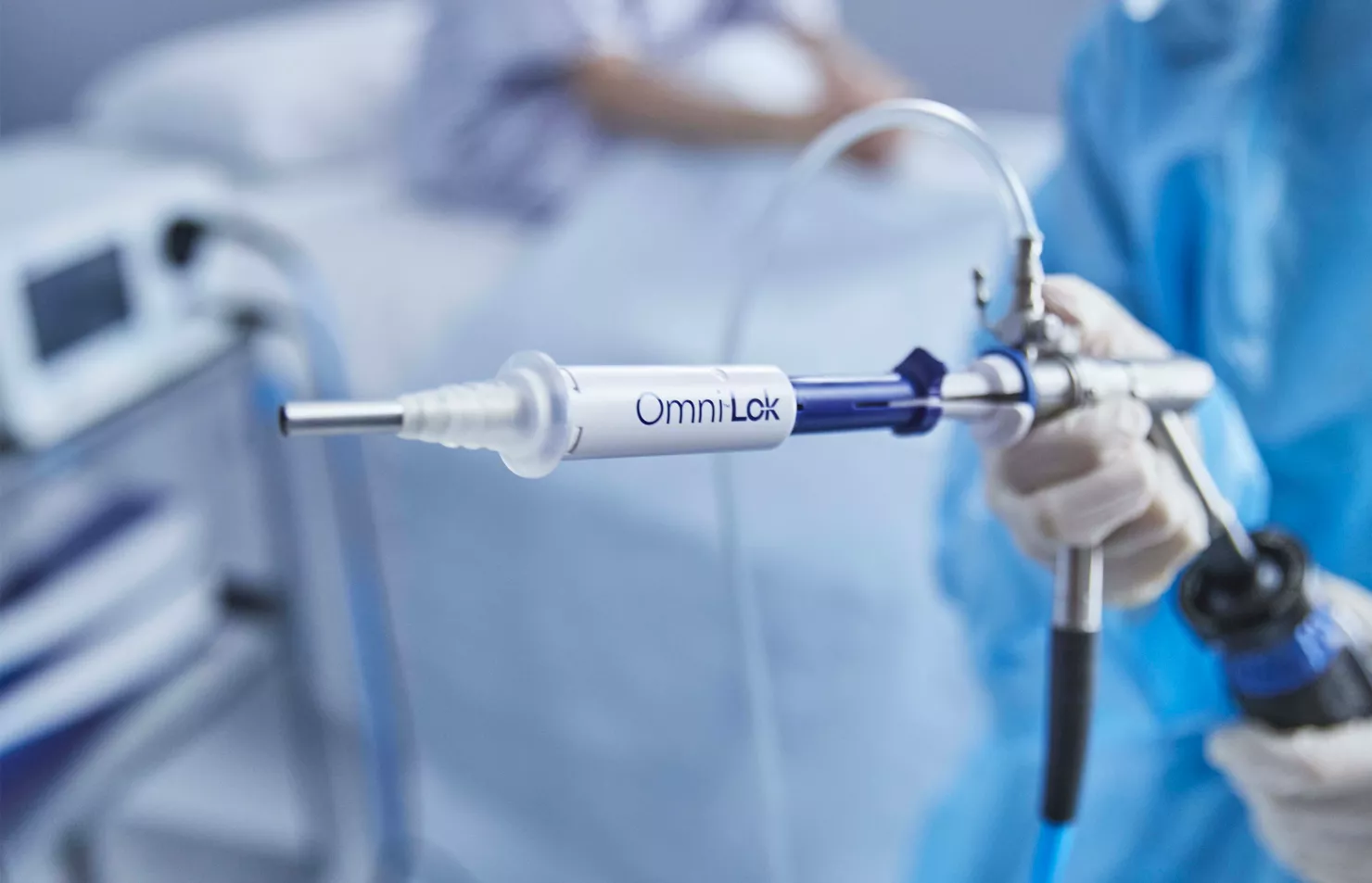 Medische professional houdt Omni Lok vast