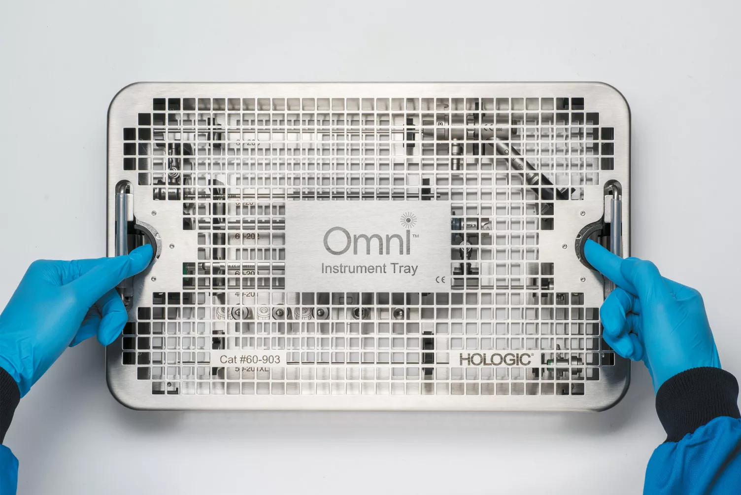 Handen met handschoenen werken met medische tray op tafel.