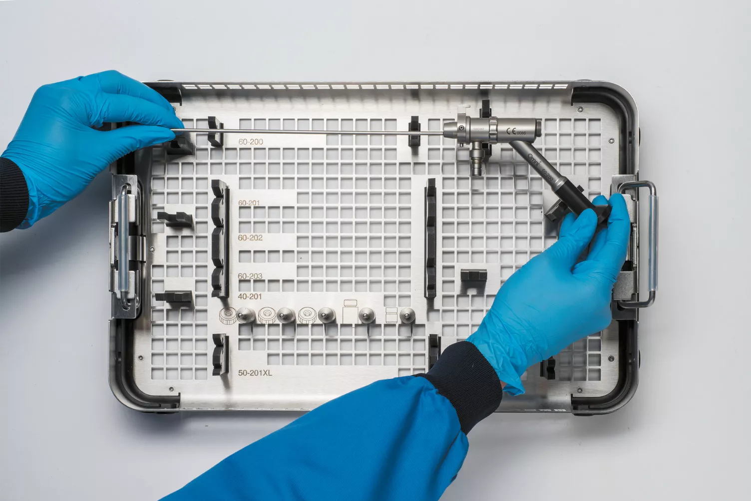Handen met handschoenen werken met medische tray op tafel.