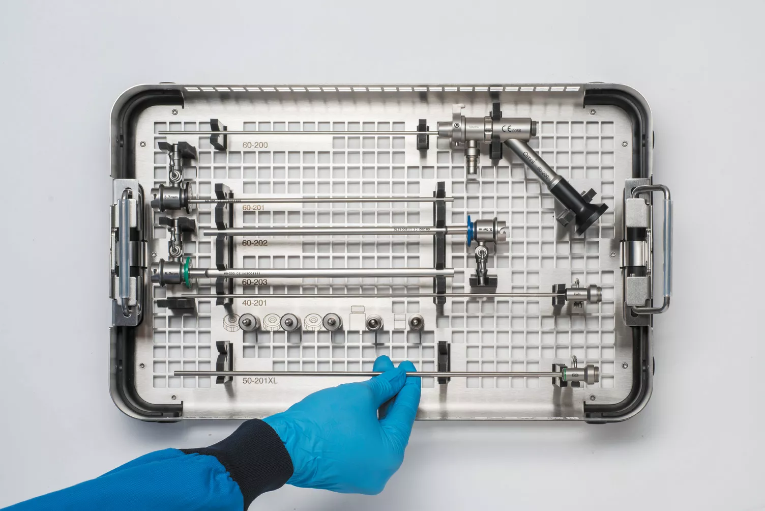 Hand met handschoen werkt met medische tray op tafel.