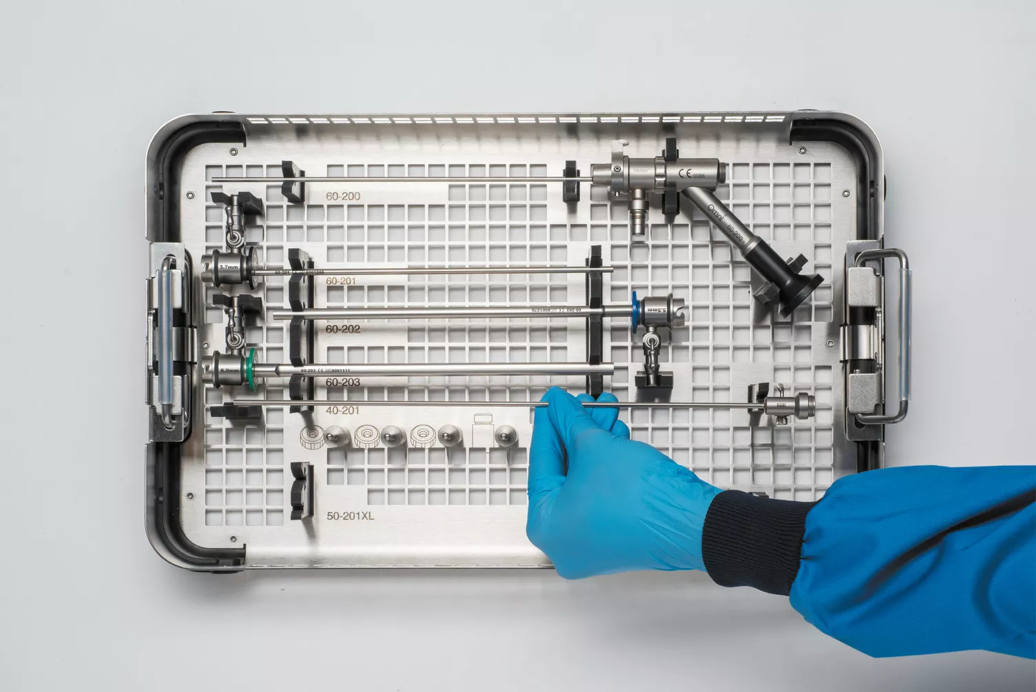 Hand met handschoen werkt met medische tray op tafel.