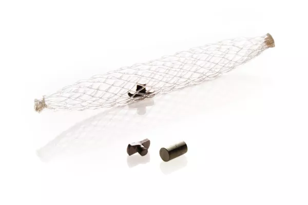 De SecurMark borstbiopsiemarkering in de vorm van een hoge hoed op een witte achtergrond