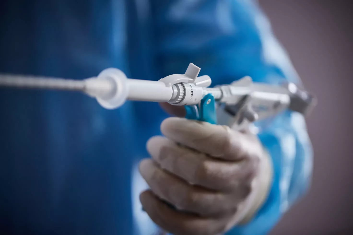 Medische zorgverlener houdt naald van biopsiesysteem vast