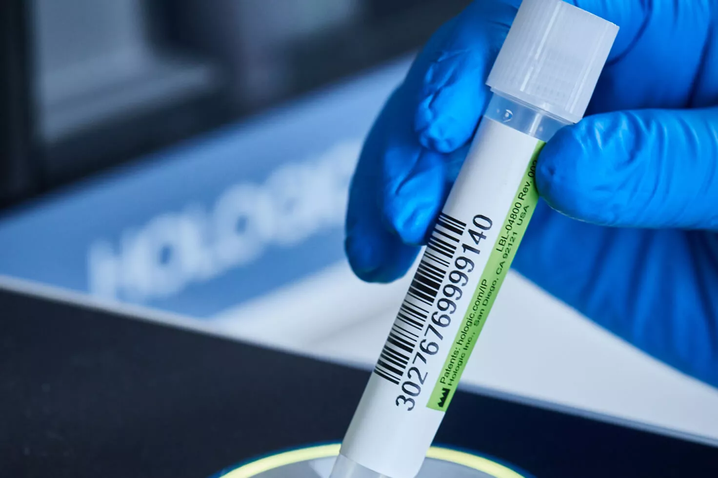 Close-up van gehandschoende hand die flacon vasthoudt