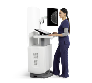 Laborant werkt aan medisch apparaat op witte achtergrond